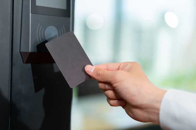 基于相控阵与AI融合的新一代UHF RFID智能门禁系统研究